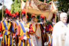 Fronleichnam: Feierliches Hochamt, Prozession mit Statio bei der Lourdesgrotte und vor dem Campo Santo